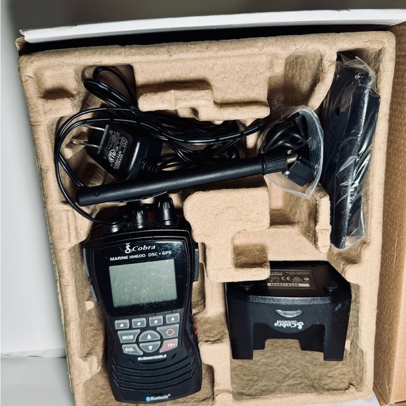 Cobra Marine HH600 DSC GPS Floating Handheld VHF Radio Bluetooth NOAA - Picture 5 of 9
